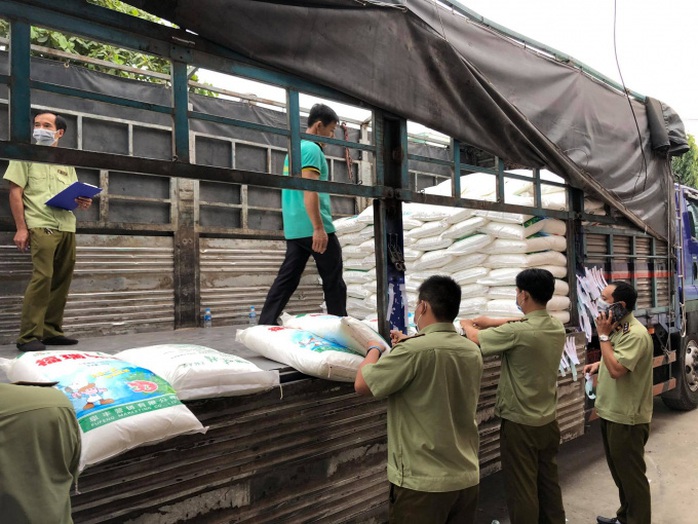 TP HCM: Thu giữ 45 tấn bột ngọt Trung Quốc thuộc diện cấm nhập - Ảnh 1.