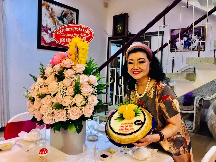 Kỳ nữ Kim Cương tự thưởng sinh nhật bằng chương trình Nghệ sĩ tri âm - Ảnh 1.