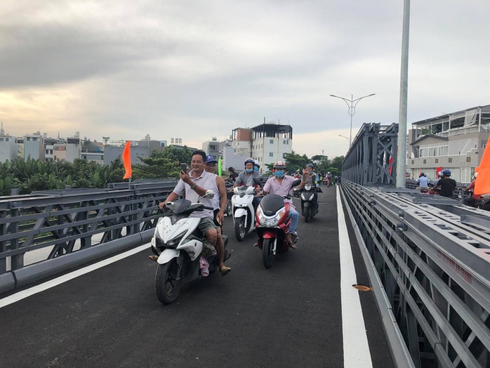 Đề nghị xử nghiêm xe tải vi phạm qua cầu thép An Phú Đông - Ảnh 1.