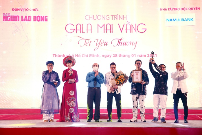 GALA MV Xuan yeu thuong-nhom Dallat nhan giai MV