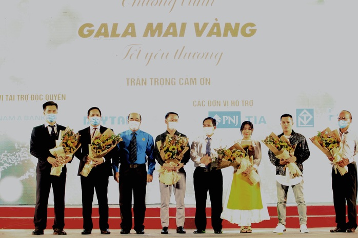 GALA MV Xuan yeu thuong-trao qua cho nha tai tro