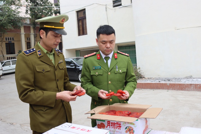 Bắt 1,2 tấn hồng sấy dẻo nhập lậu, món ăn đắt hàng dịp Tết Nguyên đán - Ảnh 1.