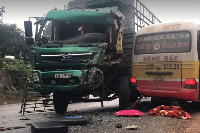 Đấu đầu xe tải, nhiều hành khách bị thương trong xe buýt biến dạng - Ảnh 2.