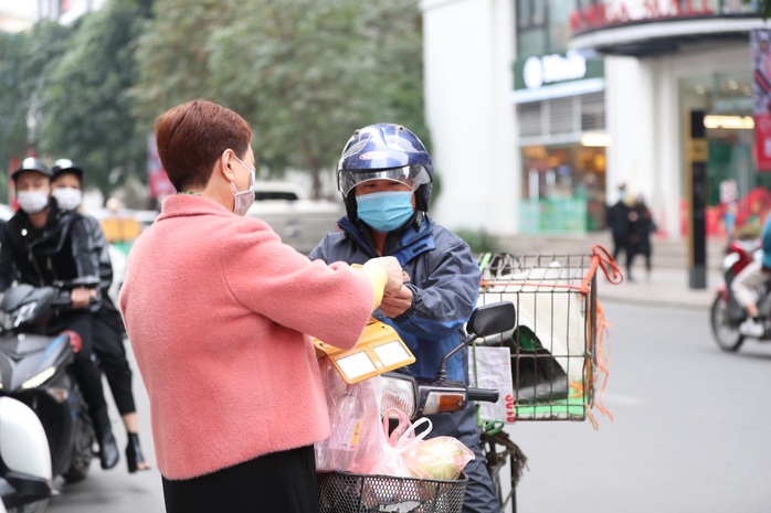 Cận cảnh phong tỏa, tiếp tế lương thực tại chung cư cao cấp Times City - Ảnh 9.