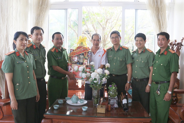 Công an An Giang thăm, chúc Tết gia đình Anh hùng Lực lượng Vũ trang nhân dân - Ảnh 4.