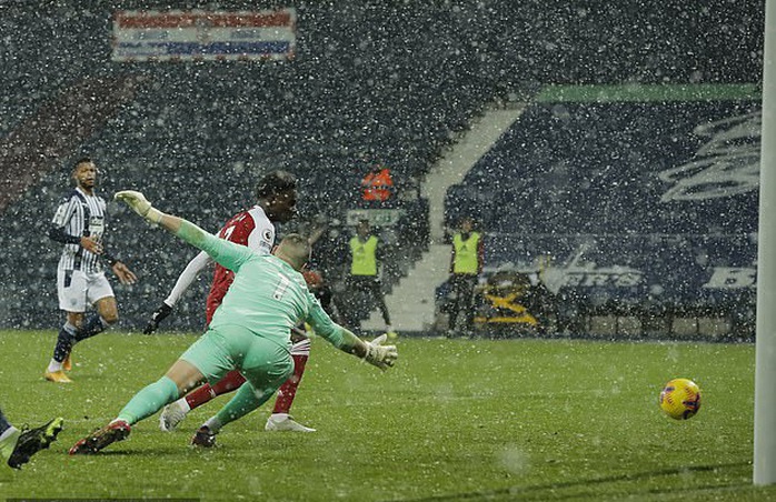 Vùi dập chủ nhà West Brom, Arsenal trở lại giữa mùa tuyết trắng - Ảnh 3.