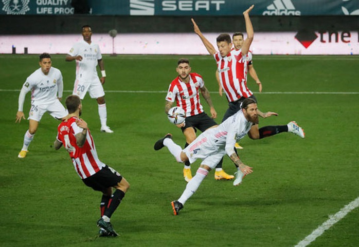 Real Madrid giương cờ trắng trong cuộc đua vô địch La Liga - Ảnh 1.
