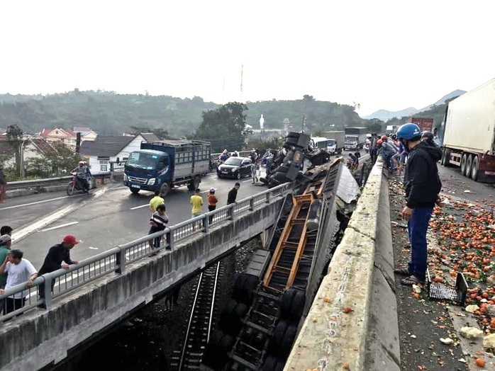 Khánh Hòa: Container rơi xuống cầu vượt gây ách tắc đường sắt Bắc- Nam - Ảnh 1.