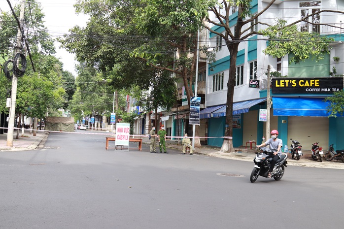 Thanh niên đi qua vùng dịch Covid-19, bị đau họng, nói gì về việc trốn viện? - Ảnh 1.