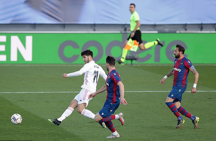 Thẻ đỏ nghiệt ngã, Real Madrid bị Levante quật ngã trên sân nhà - Ảnh 4.