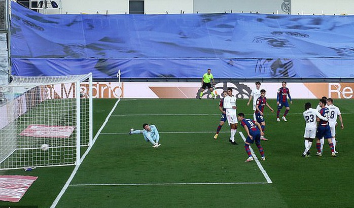 Thẻ đỏ nghiệt ngã, Real Madrid bị Levante quật ngã trên sân nhà - Ảnh 8.