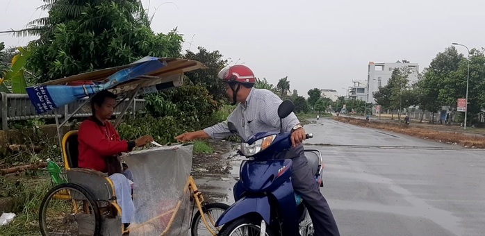 CLIP: Người đàn ông ngồi xe lăn bán vé số đang hoại tử đôi chân - Ảnh 3.