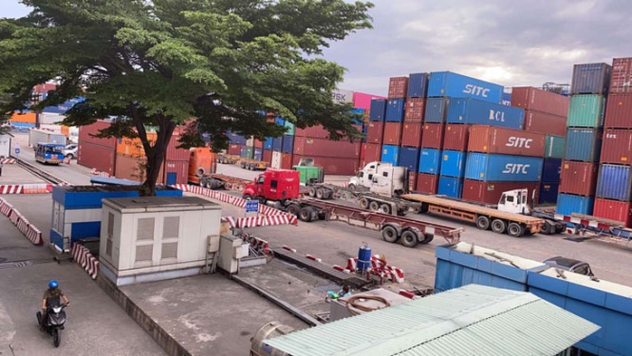 Khổ vì container tồn đọng ở cảng - Ảnh 1.