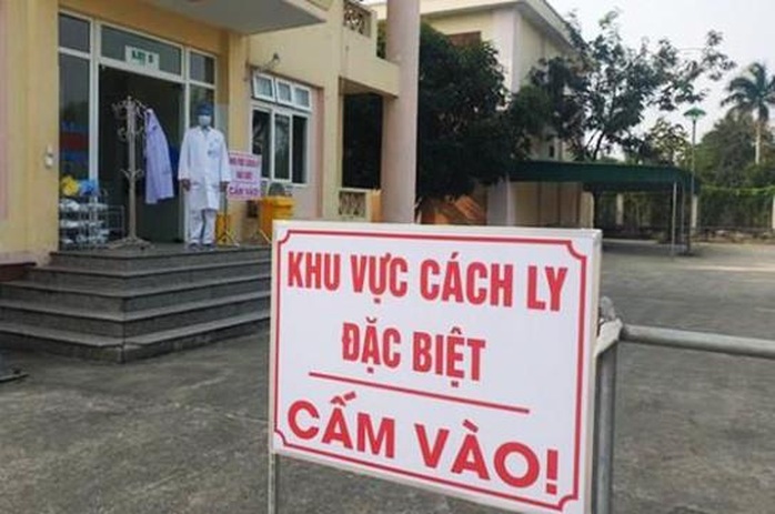 Phó Giám đốc ký giấy cho du học sinh nhiễm SARS-CoV-2 rời khu cách ly bị đình chỉ công tác - Ảnh 1.