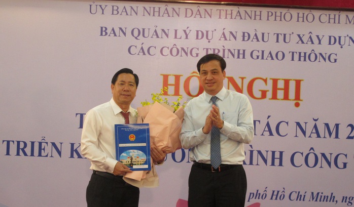 Phó chủ tịch UBND TP HCM Lê Hòa Bình trao quyết định cho ông Lê Ngọc Hùng - Ảnh 1.