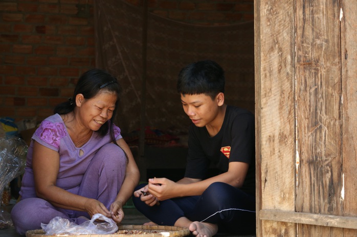 Xót xa cảnh bé trai 16 tuổi dù mắc bệnh viêm tuỷ vẫn một mình nuôi mẹ bệnh tâm thần - Ảnh 1. Xót xa cảnh bé trai 16 tuổi dù mắc bệnh viêm tuỷ vẫn một mình nuôi mẹ bệnh tâm thần - Ảnh 1.