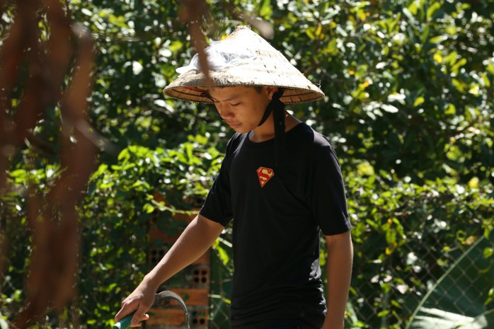 Xót xa cảnh bé trai 16 tuổi dù mắc bệnh viêm tuỷ vẫn một mình nuôi mẹ bệnh tâm thần - Ảnh 2. Xót xa cảnh bé trai 16 tuổi dù mắc bệnh viêm tuỷ vẫn một mình nuôi mẹ bệnh tâm thần - Ảnh 2.