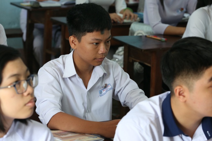Xót xa cảnh bé trai 16 tuổi dù mắc bệnh viêm tuỷ vẫn một mình nuôi mẹ bệnh tâm thần - Ảnh 6. Xót xa cảnh bé trai 16 tuổi dù mắc bệnh viêm tuỷ vẫn một mình nuôi mẹ bệnh tâm thần - Ảnh 6.