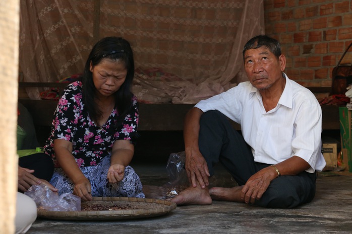 Xót xa cảnh bé trai 16 tuổi dù mắc bệnh viêm tuỷ vẫn một mình nuôi mẹ bệnh tâm thần - Ảnh 8. Xót xa cảnh bé trai 16 tuổi dù mắc bệnh viêm tuỷ vẫn một mình nuôi mẹ bệnh tâm thần - Ảnh 8.