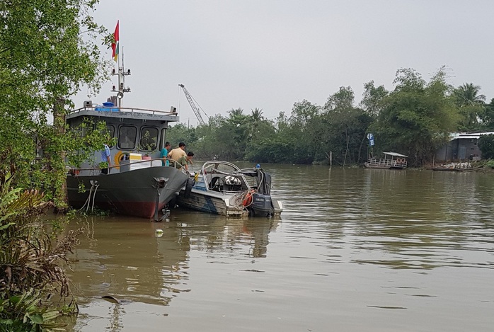 Lật ca nô tuần tra, 1 cán bộ CSGT đường thủy mất tích - Ảnh 1.