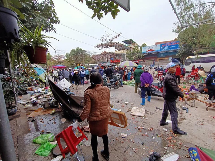 Ôtô điên lao thẳng vào chợ cóc đông người, ít nhất 5 người nhập viện - Ảnh 2.