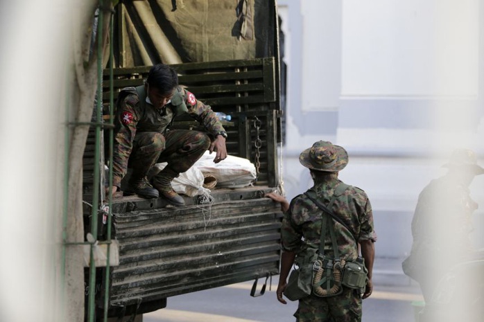 Quân đội Myanmar nắm quyền, ban bố tình trạng khẩn cấp - Ảnh 3.