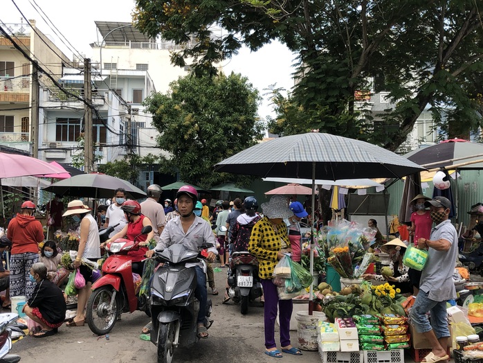 Đêm cuối cùng của năm Canh Tý, nông sản thực phẩm về chợ đầu mối TP HCM chỉ bằng 1/4 hôm trước - Ảnh 1.