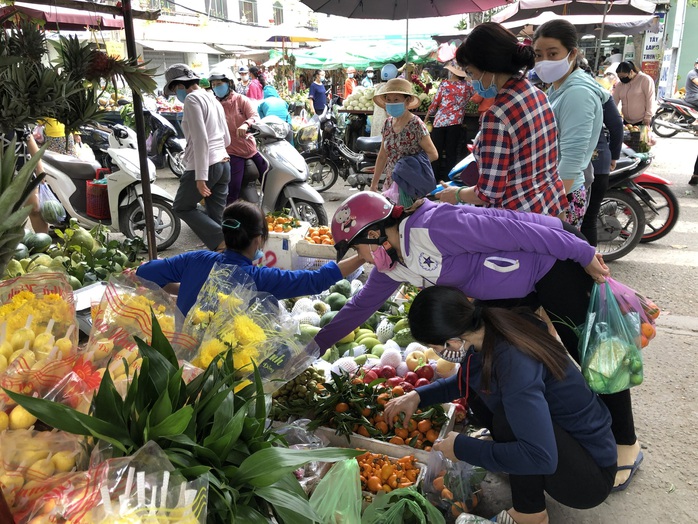 Ngày 29 Tết: Chợ, siêu thị đông bất ngờ, hàng tuyển giá rẻ bằng nửa Tết năm ngoái! - Ảnh 5.