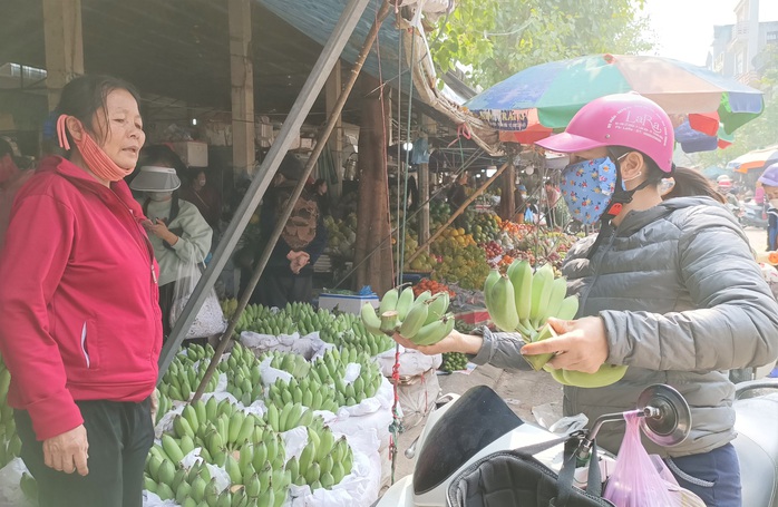 CLIP: Đồ cúng gia tiên tăng giá phi mã ngày giáp Tết - Ảnh 8.