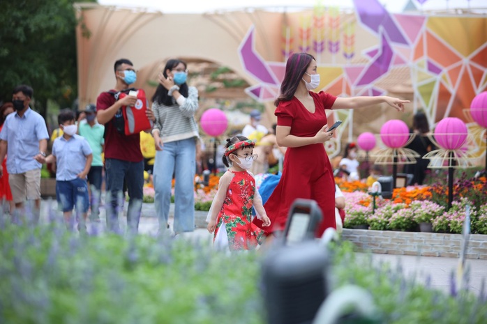 [Video] - Du khách tham quan đường hoa Nguyễn Huệ thực hiện tốt 5K - Ảnh 6.
