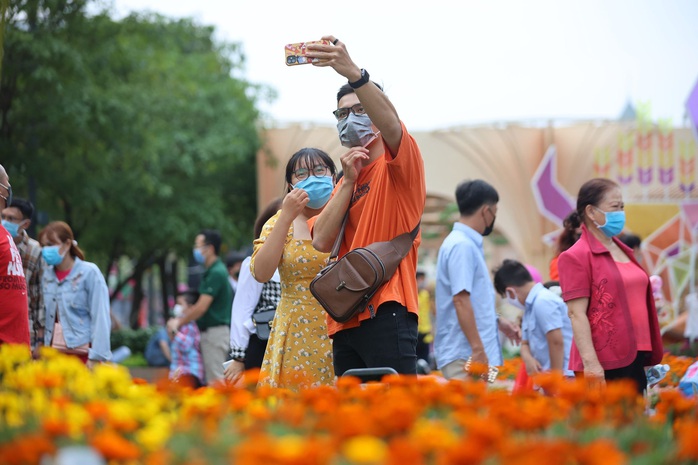 [Video] - Du khách tham quan đường hoa Nguyễn Huệ thực hiện tốt 5K - Ảnh 5.