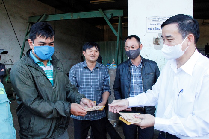Chủ tịch UBND TP Đà Nẵng thăm công nhân bãi rác, lực lượng tuần tra đêm trước giao thừa - Ảnh 4.
