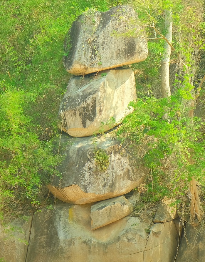 CLIP: Kỳ lạ 3 hòn đá cõng nhau trên thượng nguồn sông Mã - Ảnh 5.