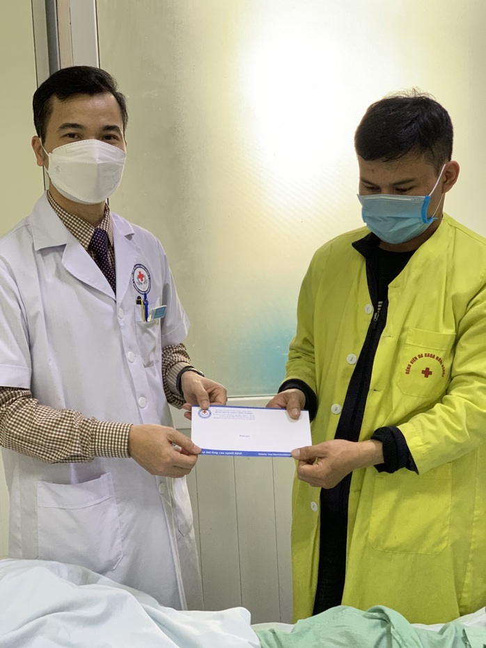 Bộ trưởng Bộ Y tế Nguyễn Thanh Long tặng quà, động viên bệnh nhân phải ăn Tết bệnh viện - Ảnh 20.
