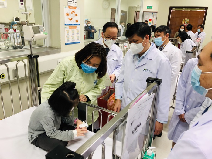 Bộ trưởng Bộ Y tế Nguyễn Thanh Long tặng quà, động viên bệnh nhân phải ăn Tết bệnh viện - Ảnh 13.