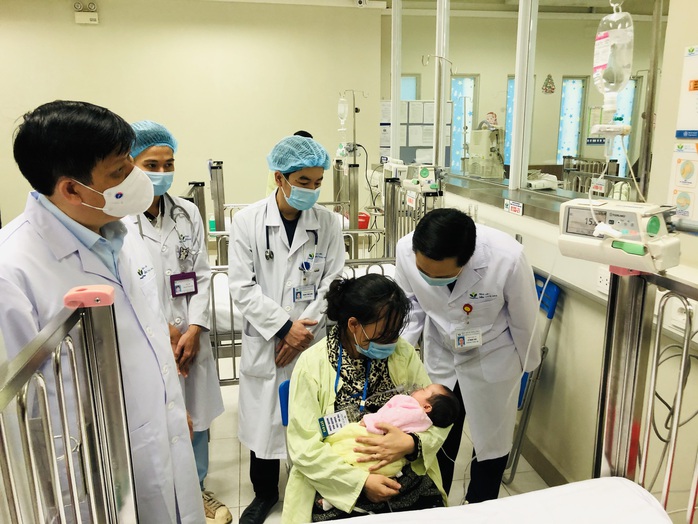 Bộ trưởng Bộ Y tế Nguyễn Thanh Long tặng quà, động viên bệnh nhân phải ăn Tết bệnh viện - Ảnh 14.