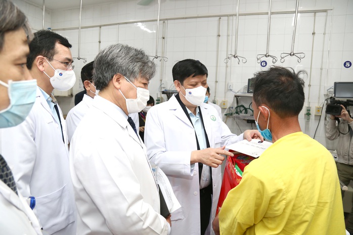 Bộ trưởng Bộ Y tế Nguyễn Thanh Long tặng quà, động viên bệnh nhân phải ăn Tết bệnh viện - Ảnh 3.