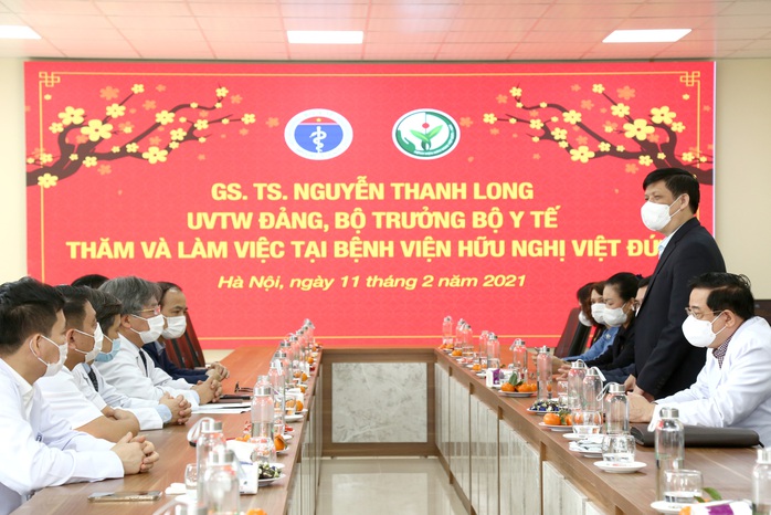 Bộ trưởng Bộ Y tế Nguyễn Thanh Long tặng quà, động viên bệnh nhân phải ăn Tết bệnh viện - Ảnh 8.