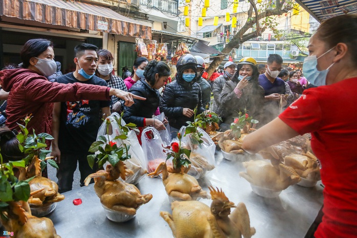 Người Hà Nội chen nhau mua gà ngậm hoa hồng cúng giao thừa - Ảnh 2. Người Hà Nội chen nhau mua gà ngậm hoa hồng cúng giao thừa - Ảnh 2.