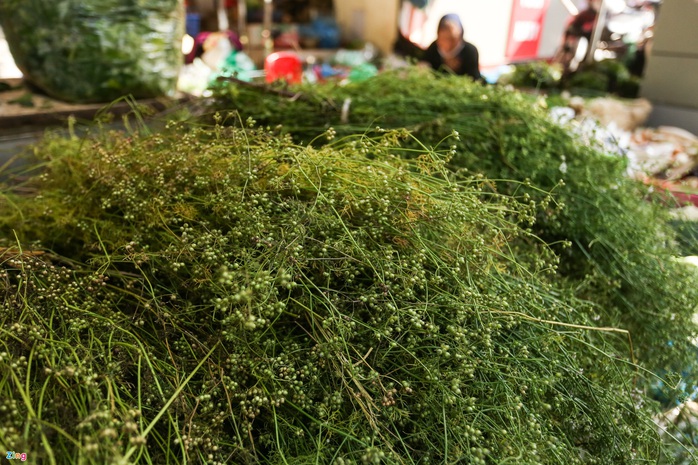 Người Hà Nội chen nhau mua gà ngậm hoa hồng cúng giao thừa - Ảnh 13. Người Hà Nội chen nhau mua gà ngậm hoa hồng cúng giao thừa - Ảnh 13.