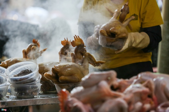 Người Hà Nội chen nhau mua gà ngậm hoa hồng cúng giao thừa - Ảnh 4. Người Hà Nội chen nhau mua gà ngậm hoa hồng cúng giao thừa - Ảnh 4.