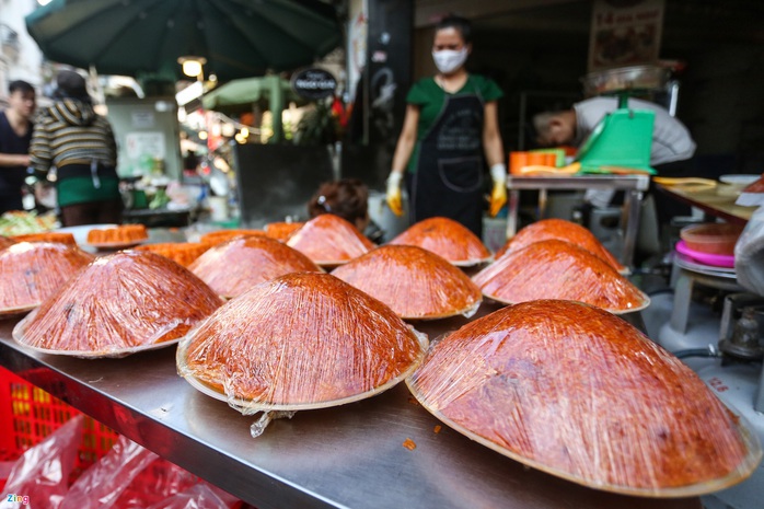 Người Hà Nội chen nhau mua gà ngậm hoa hồng cúng giao thừa - Ảnh 9. Người Hà Nội chen nhau mua gà ngậm hoa hồng cúng giao thừa - Ảnh 9.
