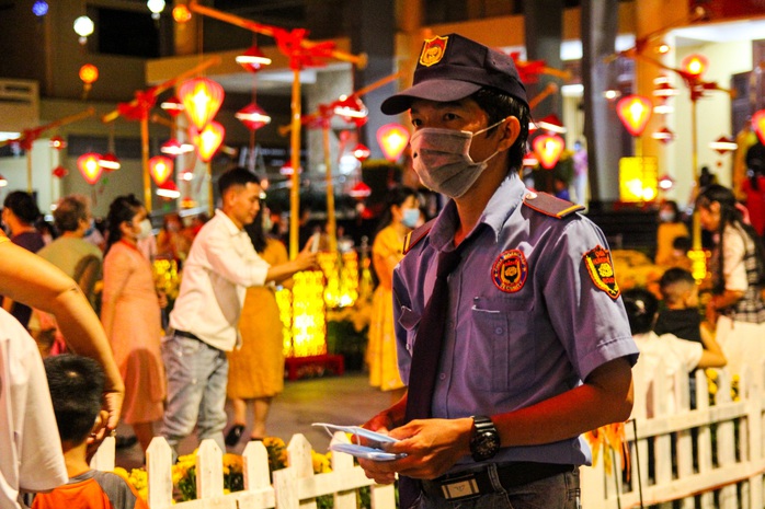 Rực rỡ sắc màu mô hình trang trí xuân tại chùa Hoằng Pháp - Ảnh 3. Rực rỡ sắc màu mô hình kèo nhà cái tỷ lệ cá cược trí xuân tại chùa Hoằng Pháp - Ảnh 3.