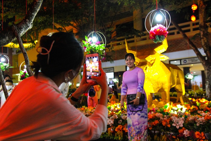Rực rỡ sắc màu mô hình trang trí xuân tại chùa Hoằng Pháp - Ảnh 8. Rực rỡ sắc màu mô hình kèo nhà cái tỷ lệ cá cược trí xuân tại chùa Hoằng Pháp - Ảnh 8.