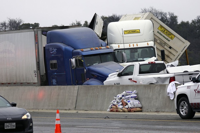 Mỹ: Kinh hoàng 130 xe gặp tai nạn liên hoàn, nằm chất đống - Ảnh 3.