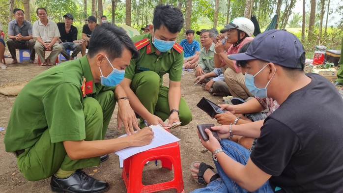 Trưởng công an huyện hóa trang thành con bạc, trường gà “khủng” bị đánh úp  - Ảnh 5.