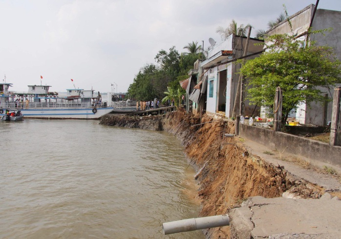 Vụ sạt lở trưa mùng 3 Tết ở Vĩnh Long: 10 hành khách trên phà rơi xuống sông Hậu - Ảnh 2.