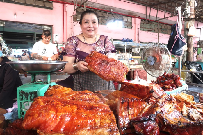 “Chết thèm” với hàng heo quay da giòn, vịt quay vàng ươm siêu đông khách - Ảnh 5.