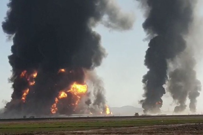Hàng trăm xe chở nhiên liệu phát nổ ở biên giới Iran - Afghanistan - Ảnh 1.