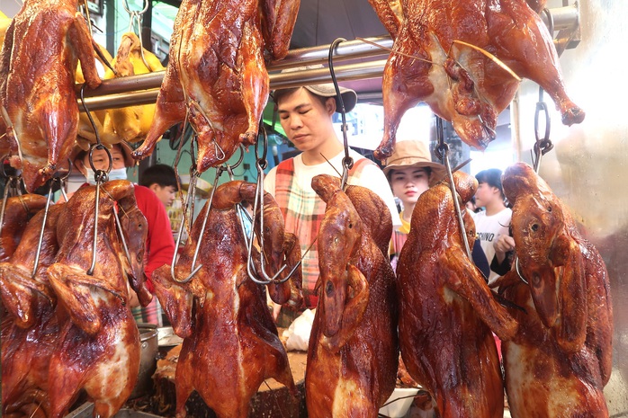 “Chết thèm” với hàng heo quay da giòn, vịt quay vàng ươm siêu đông khách - Ảnh 10.